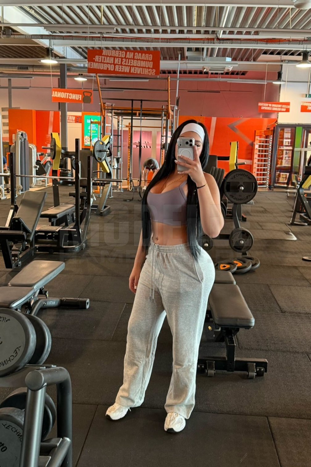 Samantha, 25, 173cm, 70kg, 75 C