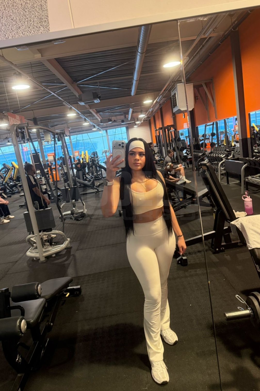 Samantha, 25, 173cm, 70kg, 75 C