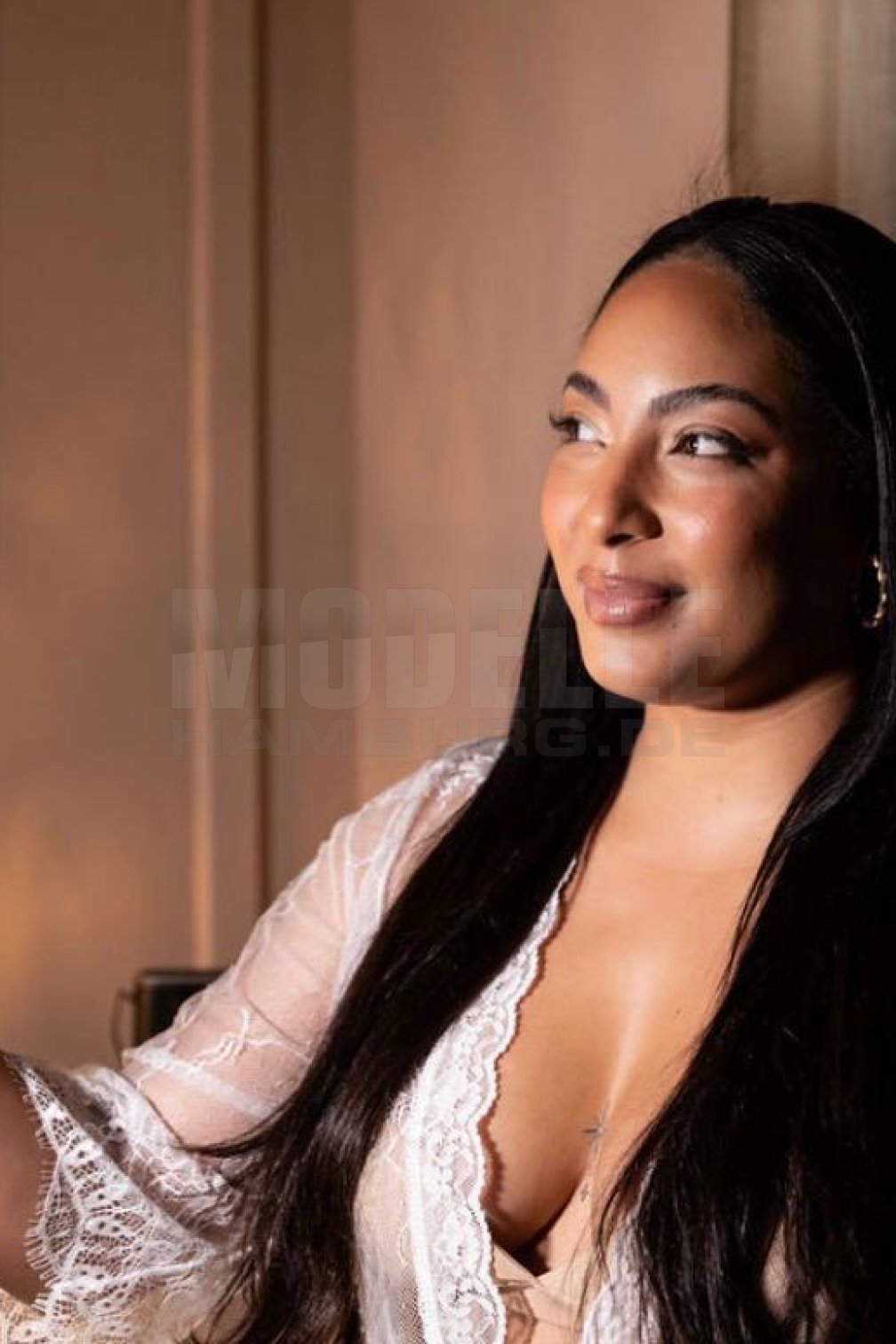 Gina, 30, 180cm, 80kg, 85 C