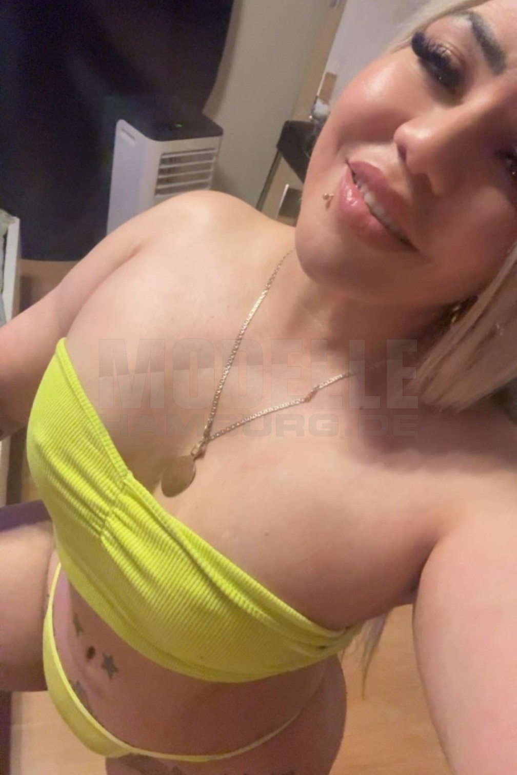 Chanel, 37, 165cm, 69kg, 85 C